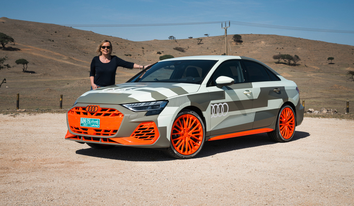 mid Oman - Der Audi S3 hier noch getarnt, Global Press-Chefin Jutta Bernhard startet eine erste Probefahrt. Audi