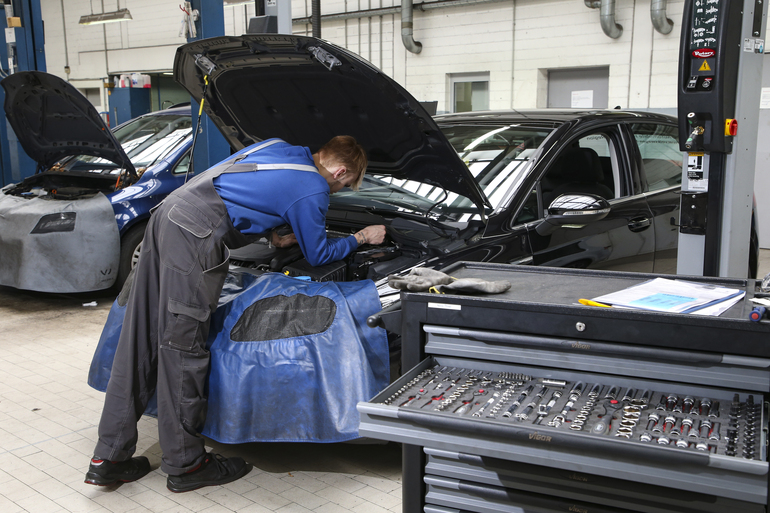 Kfz-Versicherung für E-Autos  - Teure Reparaturen lassen Prämien steigen 