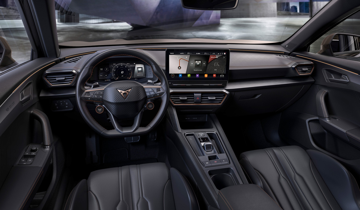 mid Groß-Gerau - Der Innenraum besticht durch seine CUPBucket-Sitze in Schwarz und ein schwarzes Armaturenbrett mit kupferfarbenen Nähten. Cupra