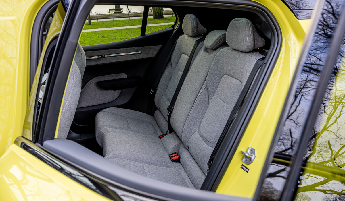 mid Hamburg - Hinten sitzt es sich bei einer Körpergröße von 1.80 Meter noch sehr bequem. Mike Neumann / mid