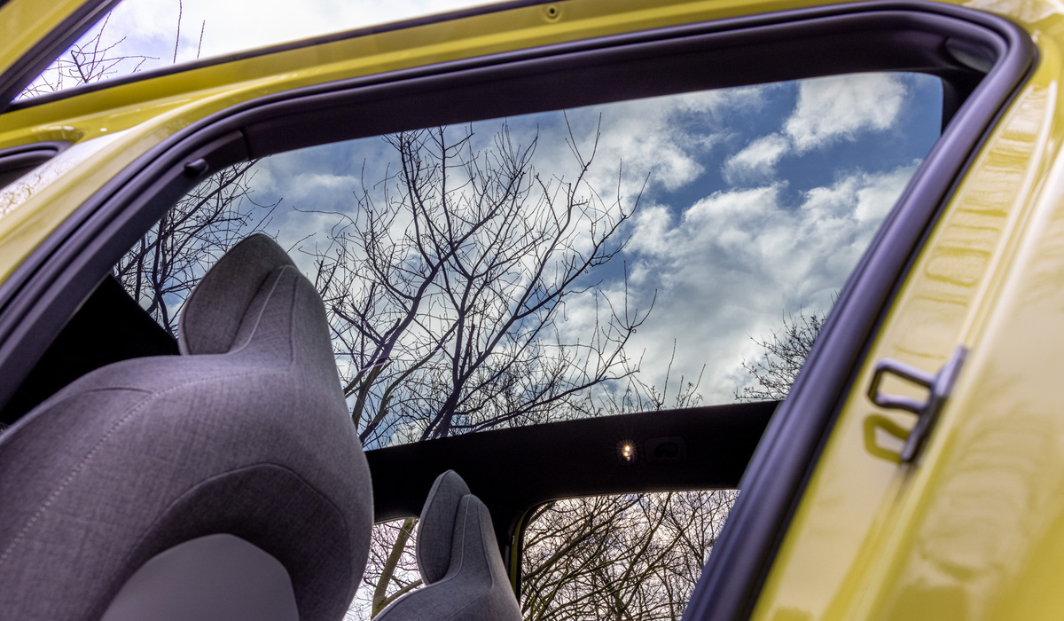 mid Hamburg - Nein, Volvo hat das Dach im EX30 nicht vergessen, es wurde einfach ein riesiges Panoramaglasdach verbaut. Mike Neumann / mid