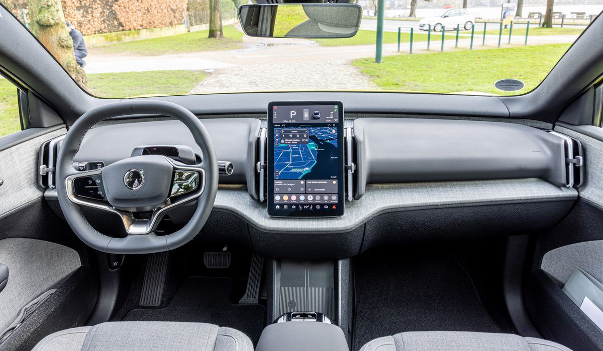 mid Hamburg - Aufgeräumter Innenraum, auf dem zentralen Infotainmentsystem läuft das Betriebssystem Google Android Automotive. Mike Neumann / mid