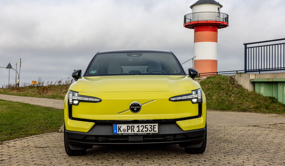 mid Hamburg - Elektrofahrzeug typisch ist die geschlossene Front, die ikonischen Scheinwerfer im Thors-Hammer Design dürfen am EX30 nicht fehlen. Mike Neumann / mid