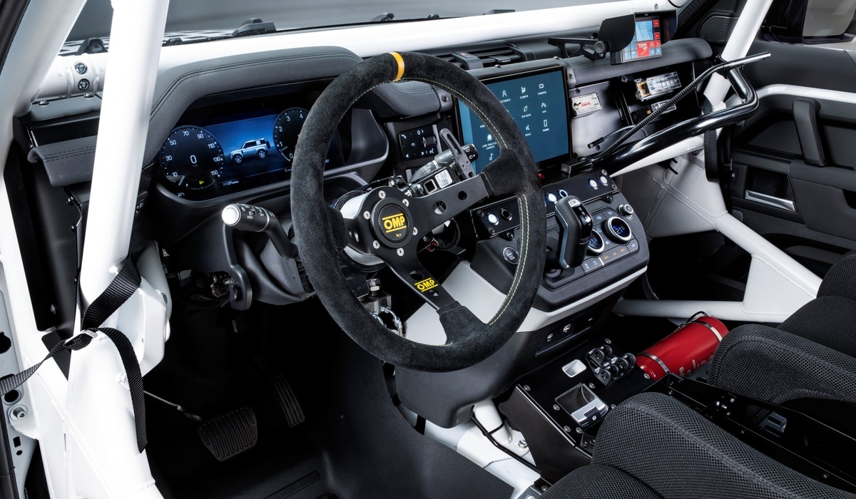 mid Groß-Gerau - Rallyetauglich wird der Defender 90 durch zusätzliche Sicherheitsmerkmale wie Rennsitze, einen FIA-zertifizierten Überrollkäfig und eine Feuerlöschanlage. JLR