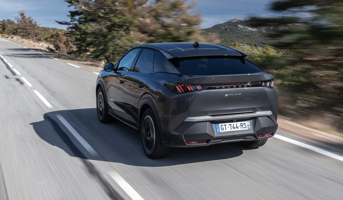 mid Groß-Gerau - Die Farbpalette ist vielseitig: Obsession Blau (serienmäßig), optional: Perla Nera Schwarz, Artense Silber, Titan Grau, Okenit Weiß und Ingaro Blau. Peugeot / Stellantis