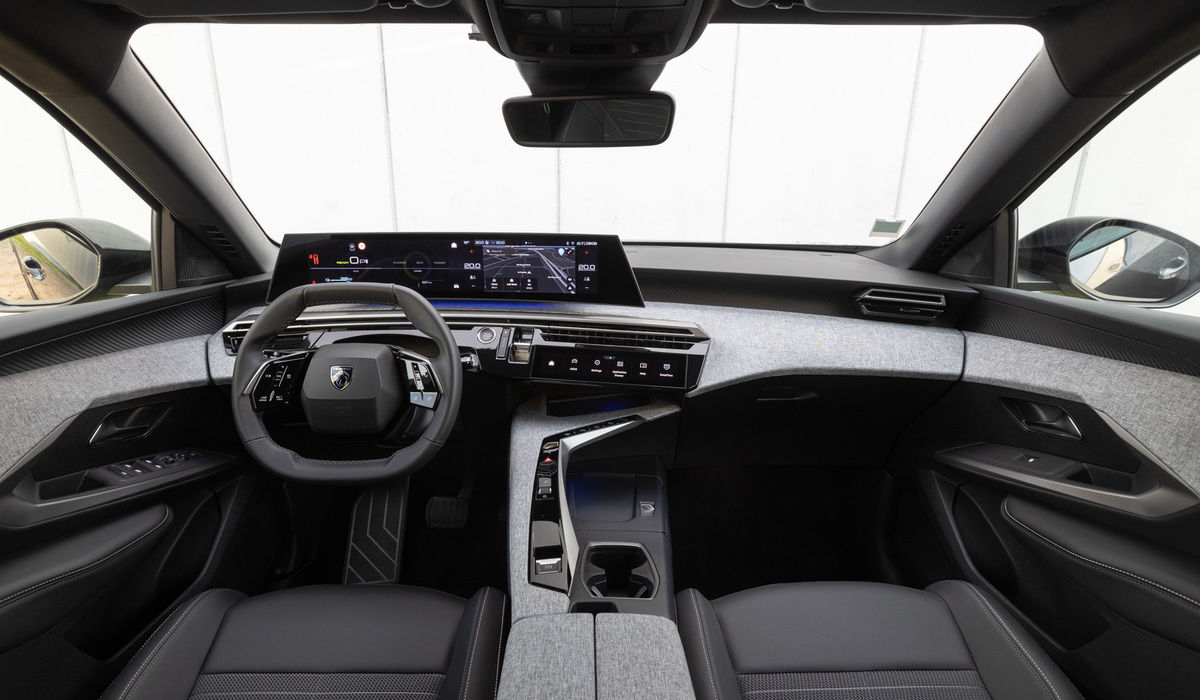 mid Groß-Gerau - An Bord ist ein 21-Zoll-HD-Panoramadisplay. Peugeot / Stellantis