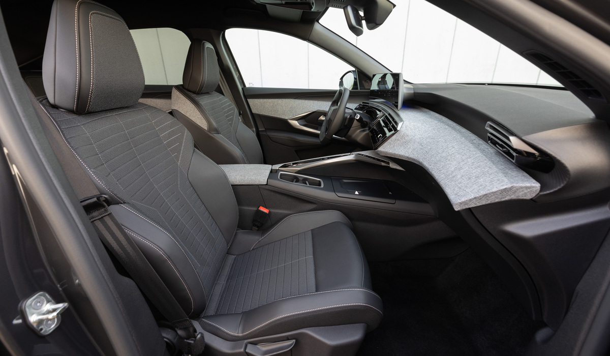 mid Groß-Gerau - Die Kombination aus Aluminium, Licht und gemustertem Stoff schafft eine Harmonie aus hochwertigen Materialien. Peugeot / Stellantis