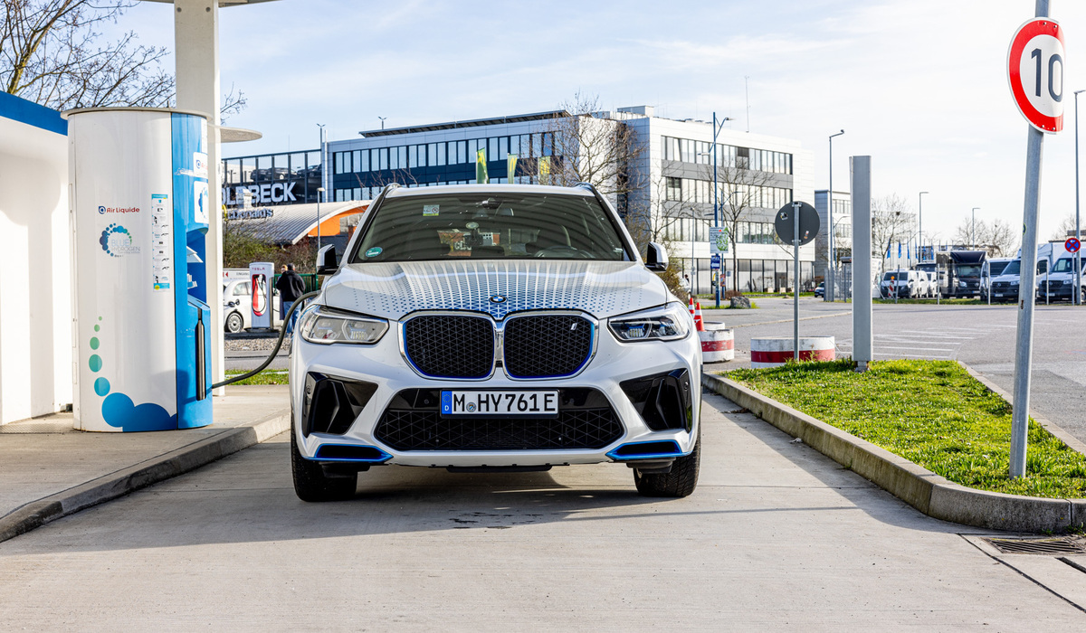 mid Groß-Gerau - Der Sprint von Null auf Hundert Kilometer pro Stunde wird unter sechs Sekunden absolviert, der 2,5 Tonnen schwere Wasserstoffler geht ab wie nix! Mike Neumann / mid