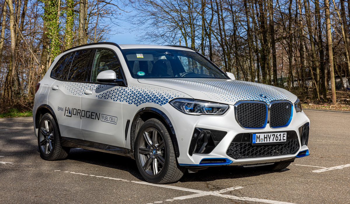 mid Groß-Gerau - Im Regelbetrieb gibt sich die Antriebstechnologie auffällig unauffällig, man könnte meinen man fährt ein klassisches BMW Elektro-SUV. Mike Neumann / mid