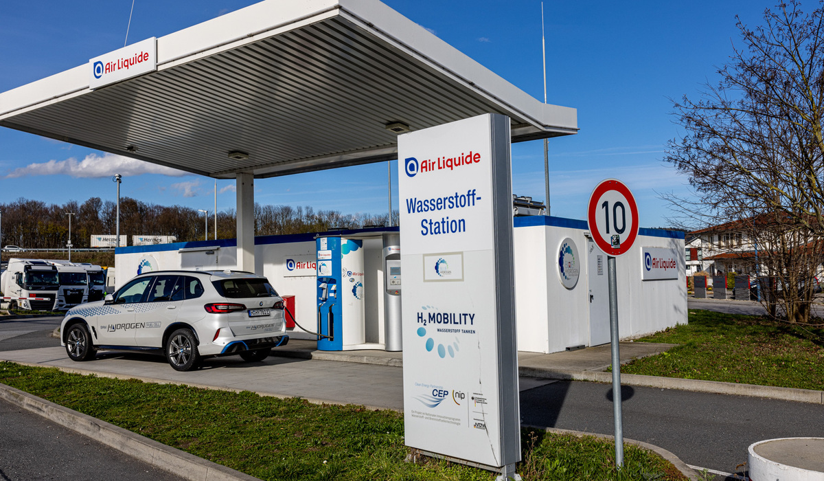 mid Groß-Gerau - Der Pilot ist absolut umweltfreundlich unterwegs, da die einzige Emission des BMW i5X Hydrogen aus Wasserdampf besteht. Mike Neumann / mid