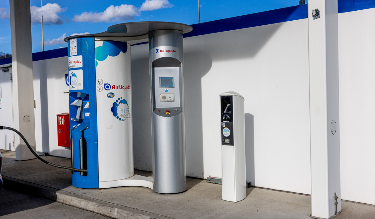 mid Groß-Gerau - BMW hat uns eine Tankkarte mitgegeben. Diese wird genutzt um die Zapfsäule zu aktivieren man gibt den Pin ein, danach den Kilometerstand und zu guter Letzt wollte man noch unser Kennzeichen haben. Mike Neumann / mid