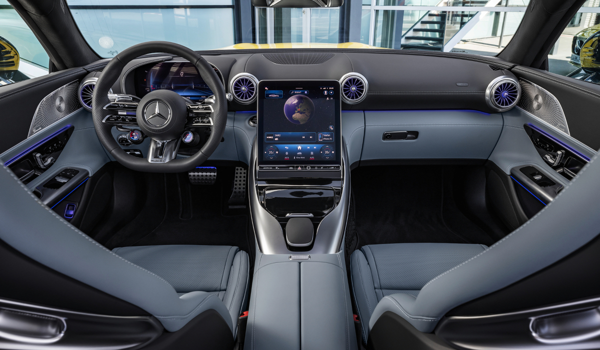 mid Groß-Gerau - Die Mittelkonsole fließt in den unteren Bereich der Instrumententafel ein. Funktionales und optisches Zentrum ist der 11,9 Zoll großen Multimedia-Touchscreen. Mercedes-AMG