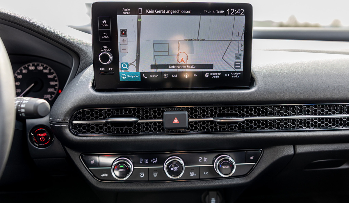 mid Erlensee - Das Infotainmentsystem ist einfach aber funktional gehalten, kabellose Smartphone-Verbindungen (Android Auto/Apple CarPlay) funktionierten im Test ausgezeichnet. Mike Neumann / mid