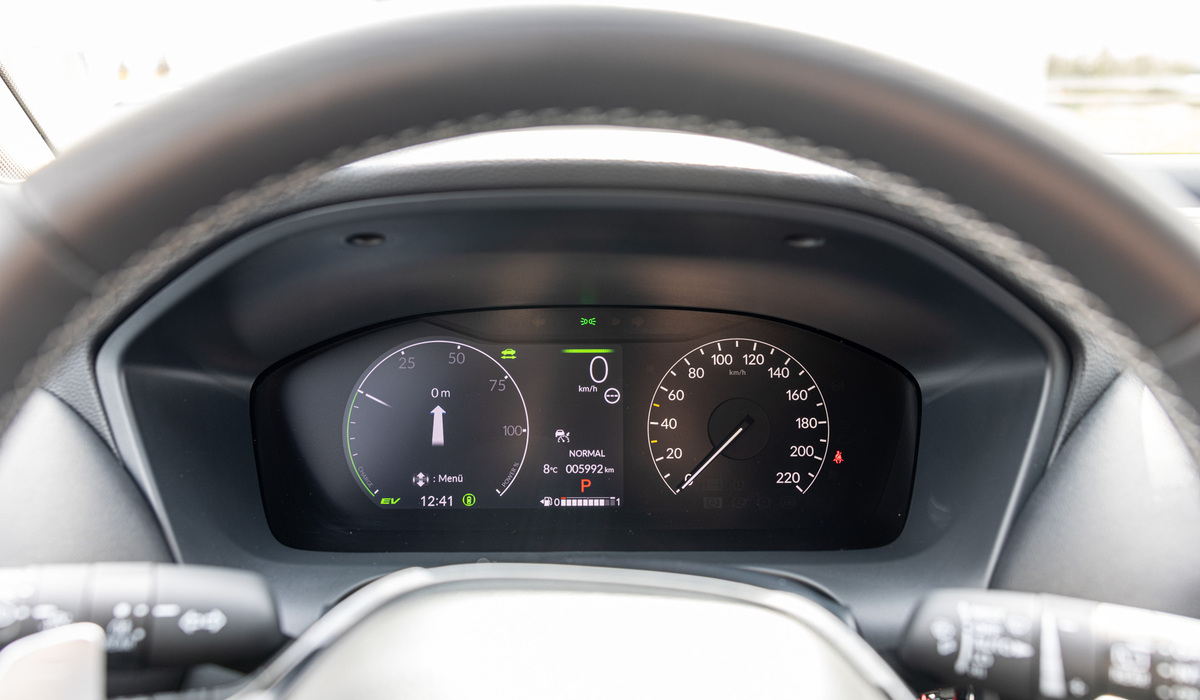 mid Erlensee - halb/halb gefällig? Eine Seite Digital, eine Analog, in der größeren Ausstattungsvariante ist auch das Cockpit volldigital. Mike Neumann / mid