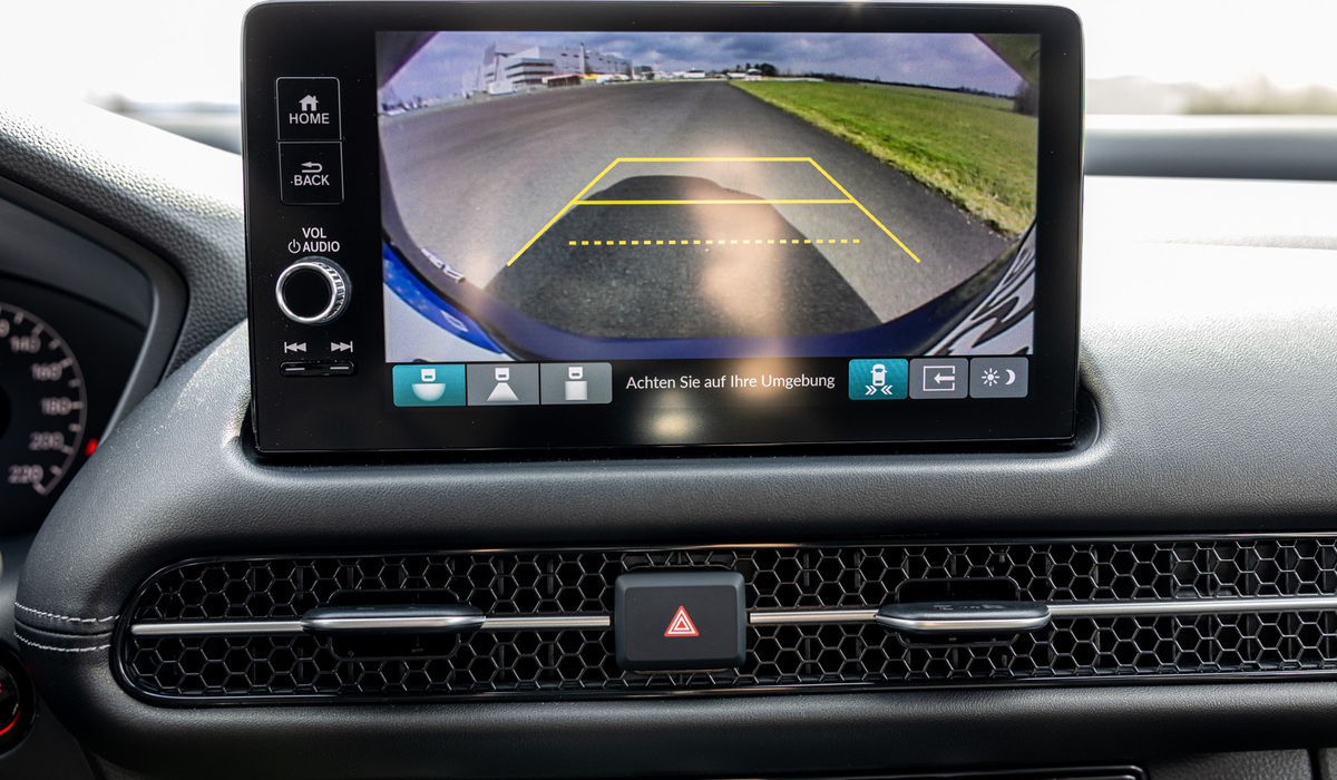 mid Erlensee - Die Rückfahrkamera hilft beim Einparken, das Bild könnte besser sein. Mike Neumann / mid