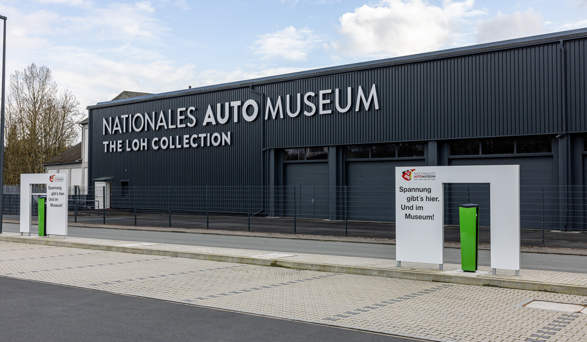 mid Ewersbach - Das Nationale Automuseum ist von außen ein modernes Gebäude mit AC Ladesäulen für Elektrofahrzeuge. Mike Neumann / mid