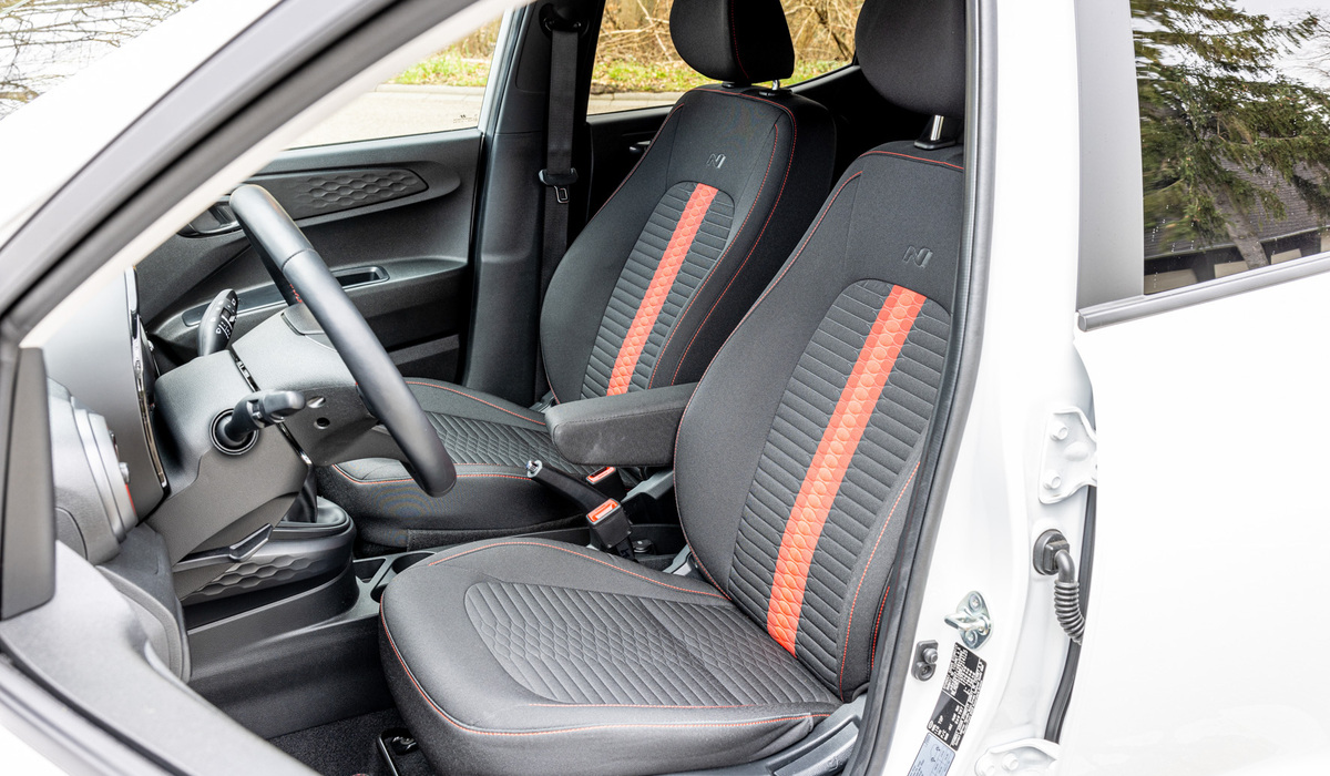 mid Groß-Gerau - Die Sitze mit roter Kontrastnaht passen gut zum Design, die Armablage lässt man am besten hochgeklappt. Mike Neumann / mid