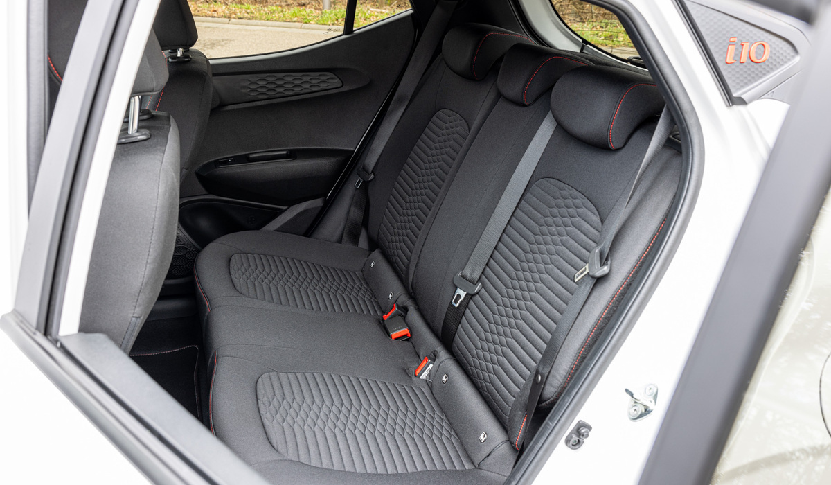 mid Groß-Gerau - Für Kindersitze stehen zwei Isofix-Halterungen parat, trotz Dreifachsitz wird es ab zwei Personen sehr kuschelig. Mike Neumann / mid