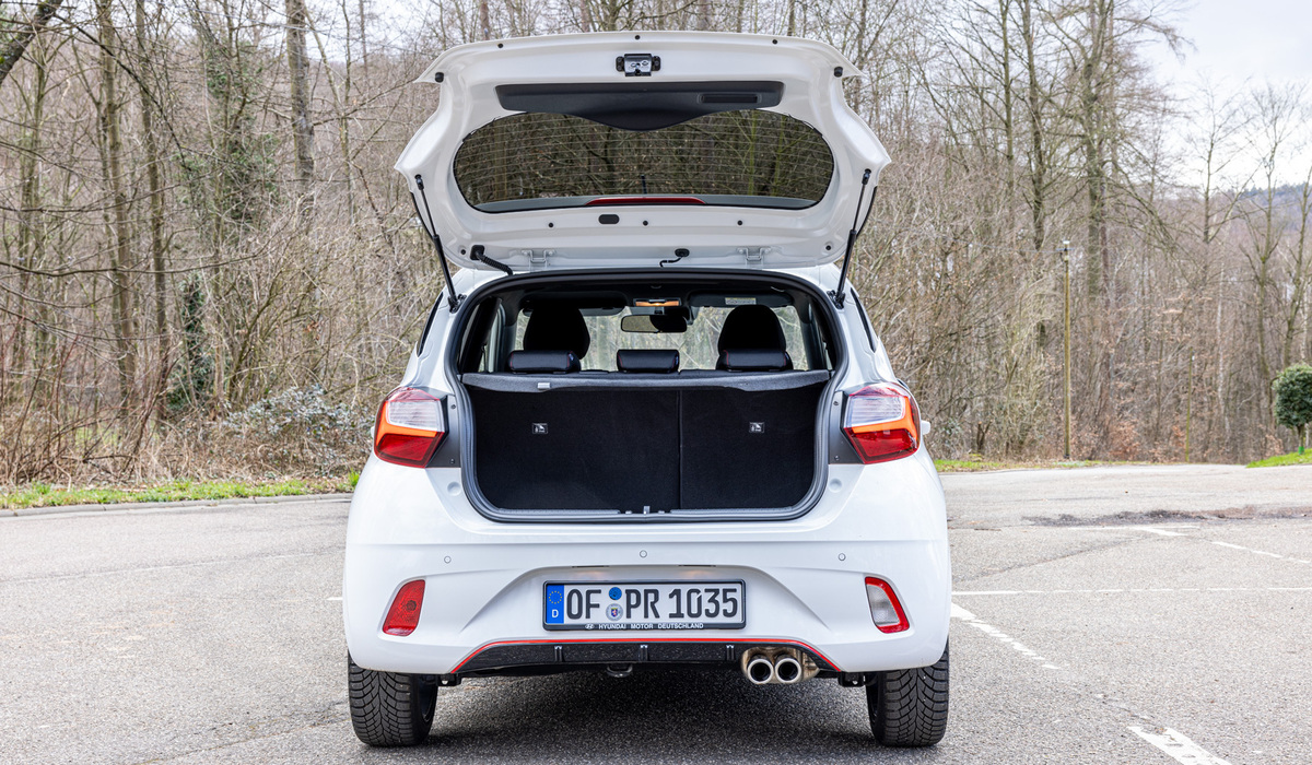 mid Groß-Gerau - Viel mehr als in einen zweisitzigen Roadster bekommt man im i10 auch nicht unter. Mike Neumann / mid