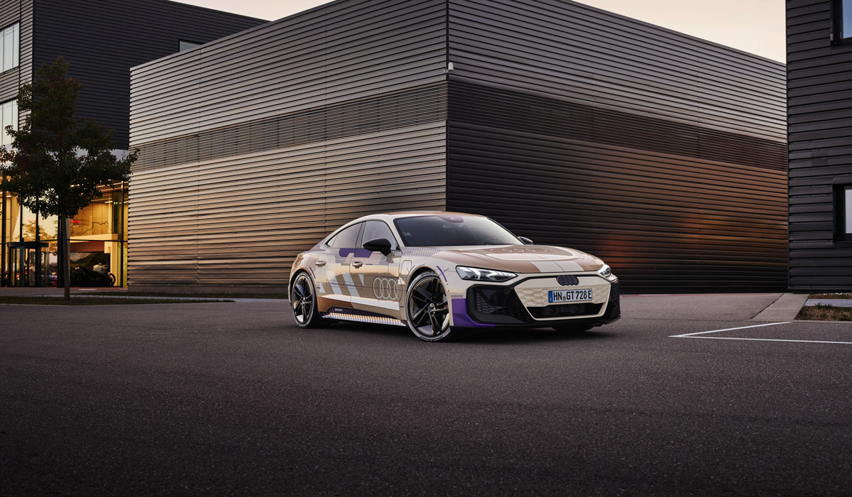 mid Oman - Es gibt keine zweite Chance für den ersten Eindruck. Doch der Audi e-tron GT überzeugt optisch auf den ersten Blick. Audi