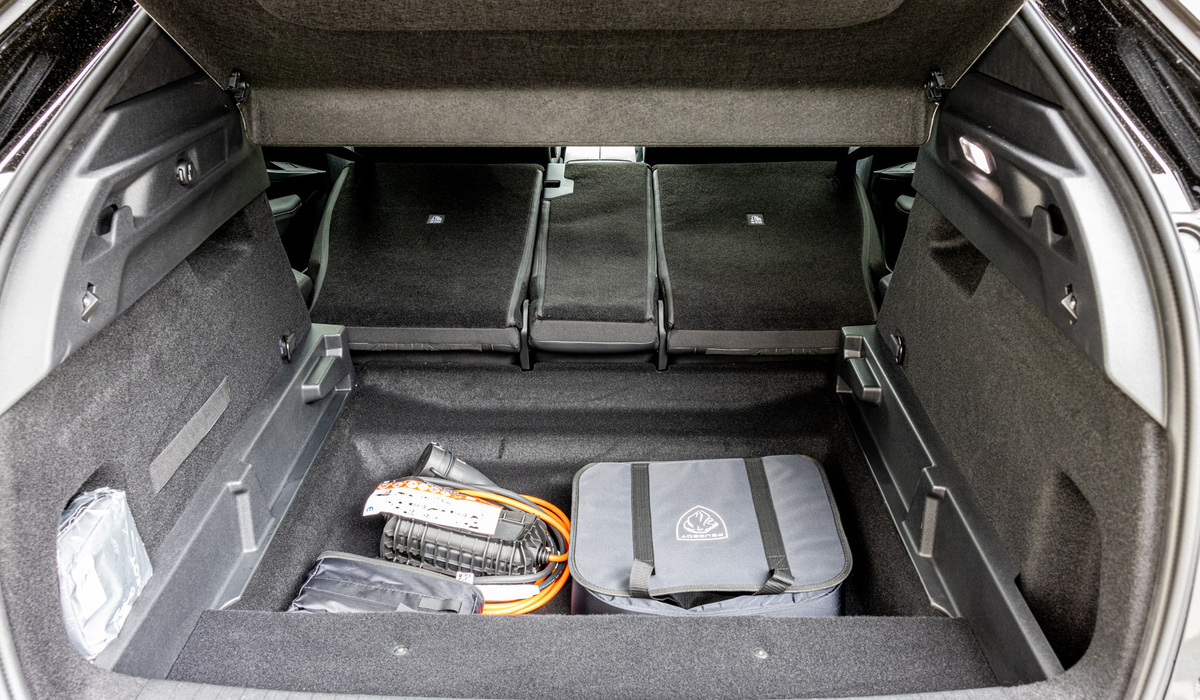 mid Rüsselsheim - Unter dem Kofferraumboden ist noch eine Menge Platz, zum Beispiel für das Ladeequipment. Einen Frunk hat der E-3008 dafür nicht. Mike Neumann / mid