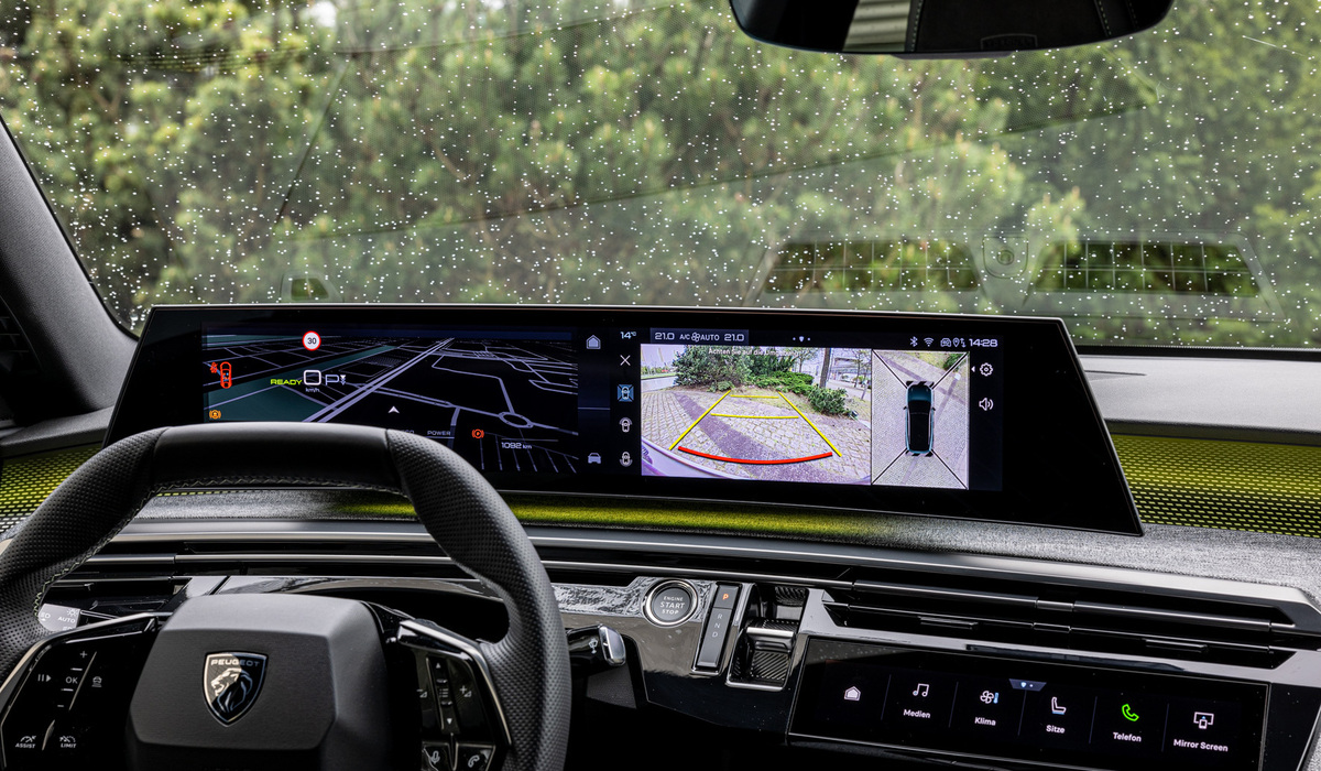 mid Rüsselsheim - Tolles Parkkamerasystem, modernes Infotainment und Schnellauswahltasten über der Mittelkonsole, das Konzept des E-3008 ist durchdacht. Mike Neumann / mid