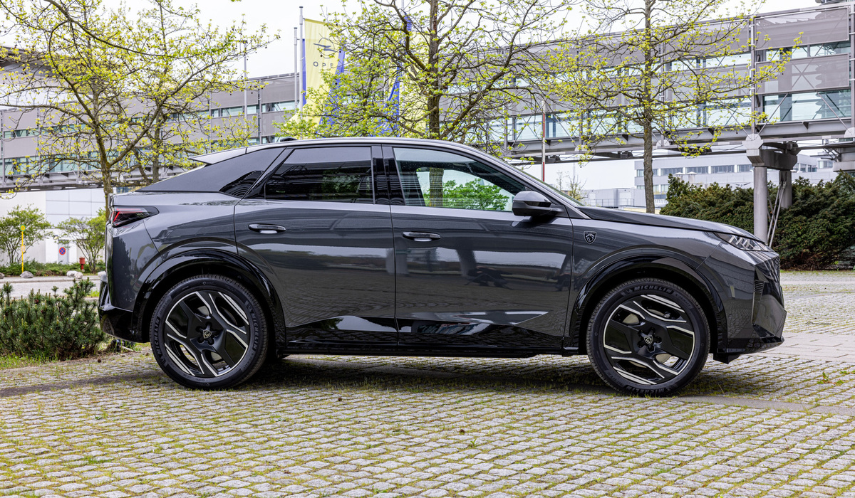 mid Rüsselsheim - Der E-3008 kommt 2025 auch als Allrad und Long-Range Variante. Mike Neumann / mid