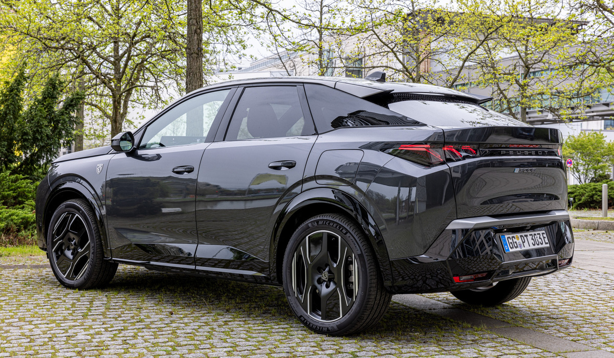 mid Rüsselsheim - Der E-3008 ist optisch eine Mischung aus C-SUV, Fastback und Coupe. Mike Neumann / mid