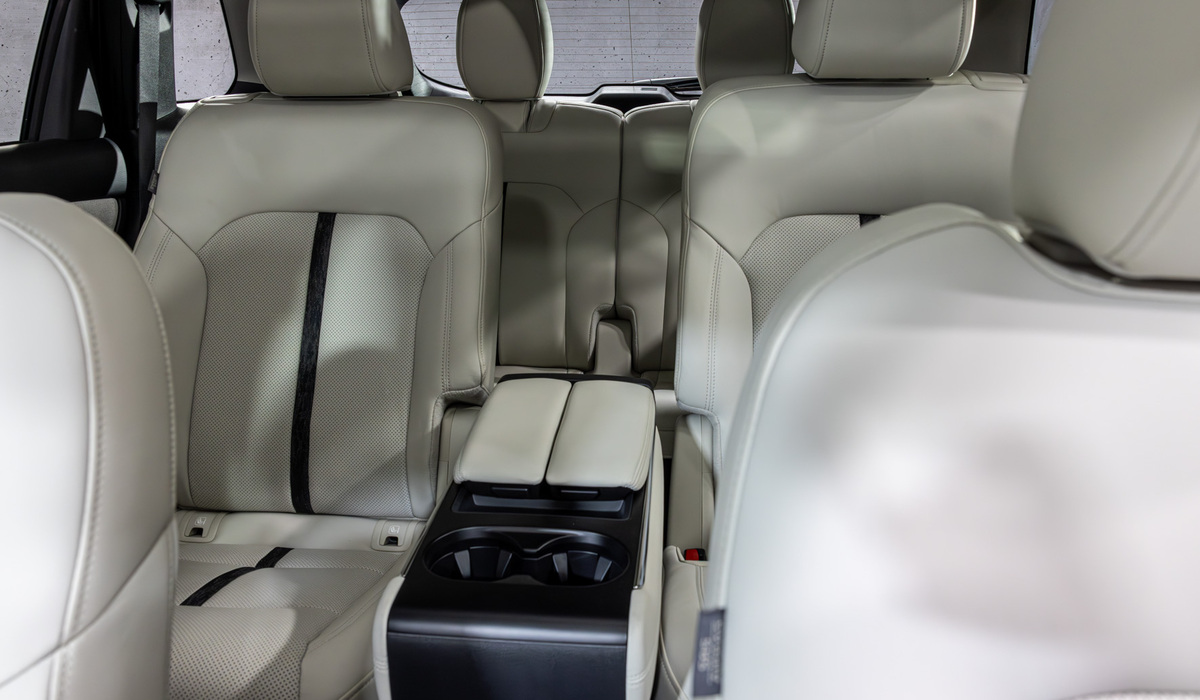 mid Oberursel - Blick von vorn nach hinten, der Sechssitzer ist hier mit den zwei Captain Seats und der Mittelarmkonsole ausgestattet. Mike Neumann / mid