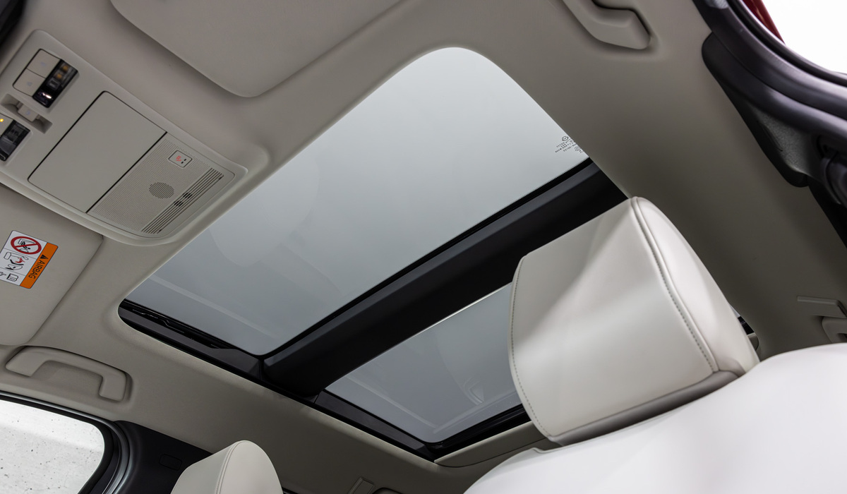 mid Oberursel - Ein Panorama-Glasdach darf in dieser Klasse nicht fehlen. Mike Neumann / mid