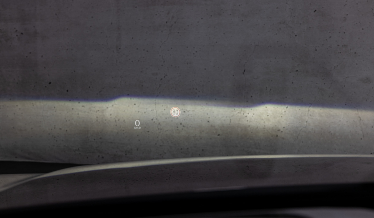 mid Oberursel - Ein Head-up-Display gibt es natürlich auch. Hier werden sogar die Navigationsdaten eines Mobiltelefons angezeigt. Mike Neumann / mid