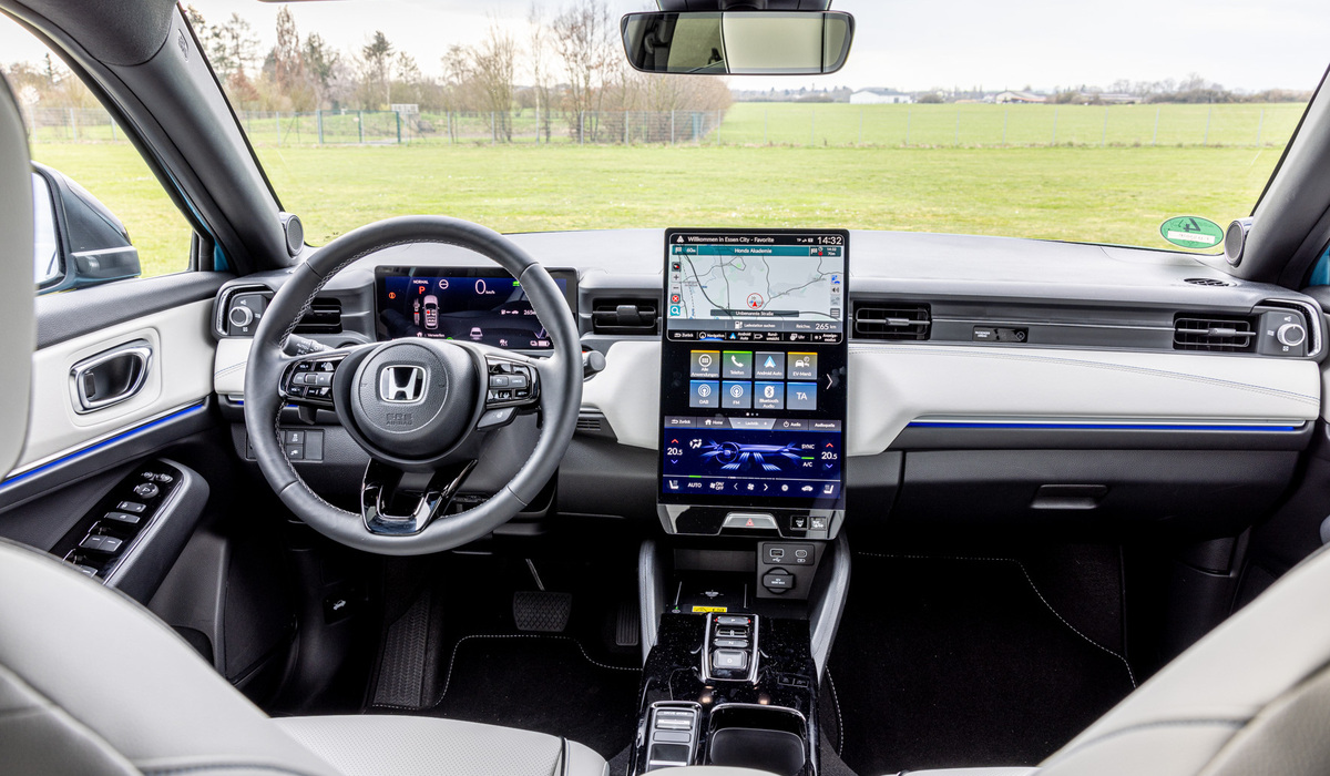 mid Erlensee - Aufgeräumt, übersichtlich. Das Fahrerdisplay misst 10,25 Zoll. Das Mobiltelefon kann man kabellos laden und verbinden. Mike Neumann / mid