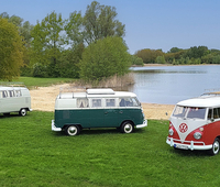 Maikfer-Camping mit kultigen VW-Bussen