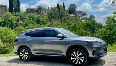 BYD Seal U DM-i: Chinesischer Stromer mit Stecker und Tank