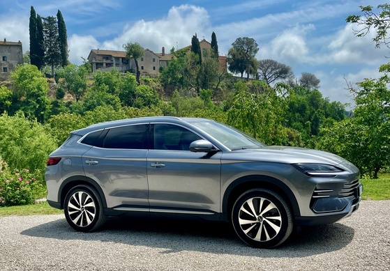 BYD Seal U DM-i: Chinesischer Stromer mit Stecker und Tank