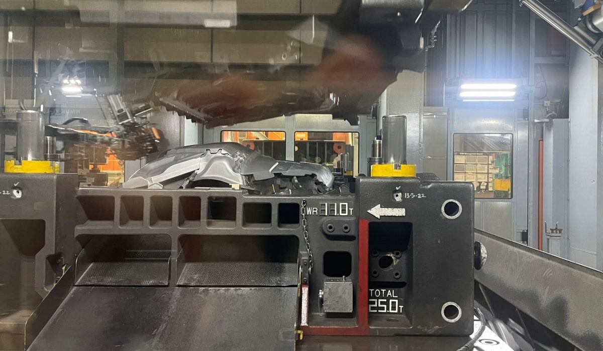 mid Sunderland - Der aufgewertete Nissan Qashqai ist das erste Auto in der Geschichte des Werks, bei dem Aluminiumbleche in Kombination mit Stahlblechen verwendet werden. Solveig Grewe / mid