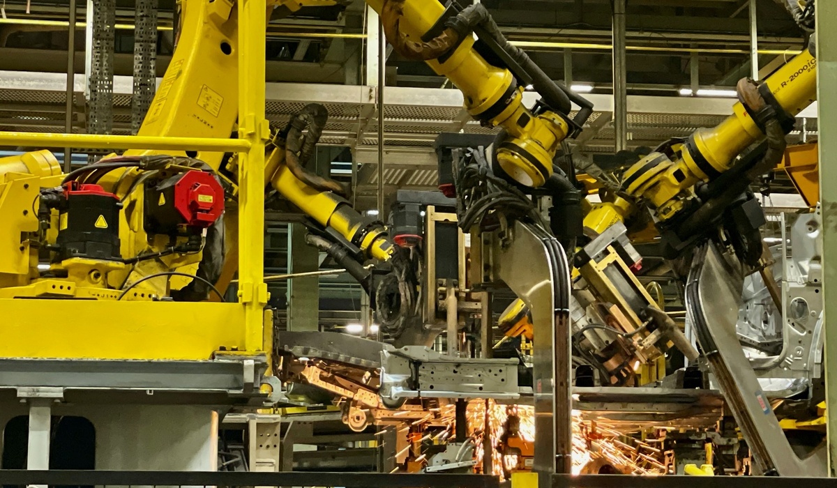 mid Sunderland - Mit Leichtigkeit und Eleganz wirbeln Roboter die gepressten Bleche durch die Luft. Solveig Grewe / mid