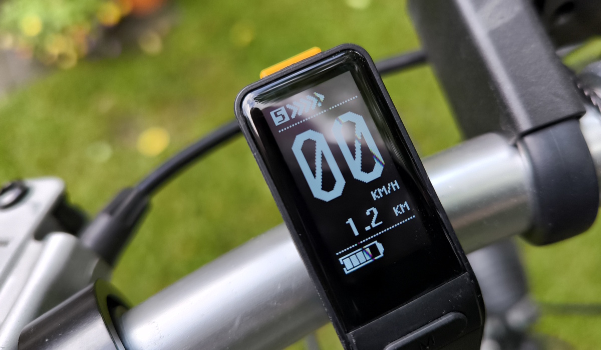 Eine schöne Lösung ist das kleine Lenkerdisplay, über das sich auch die Unterstützungsstufe einstellen lässt. Die Streifen in der Grafik sind ein fotografisches Artefakt. Für das menschliche Auge sieht die Anzeige tadellos aus Foto: SP-X/Mario Hommen