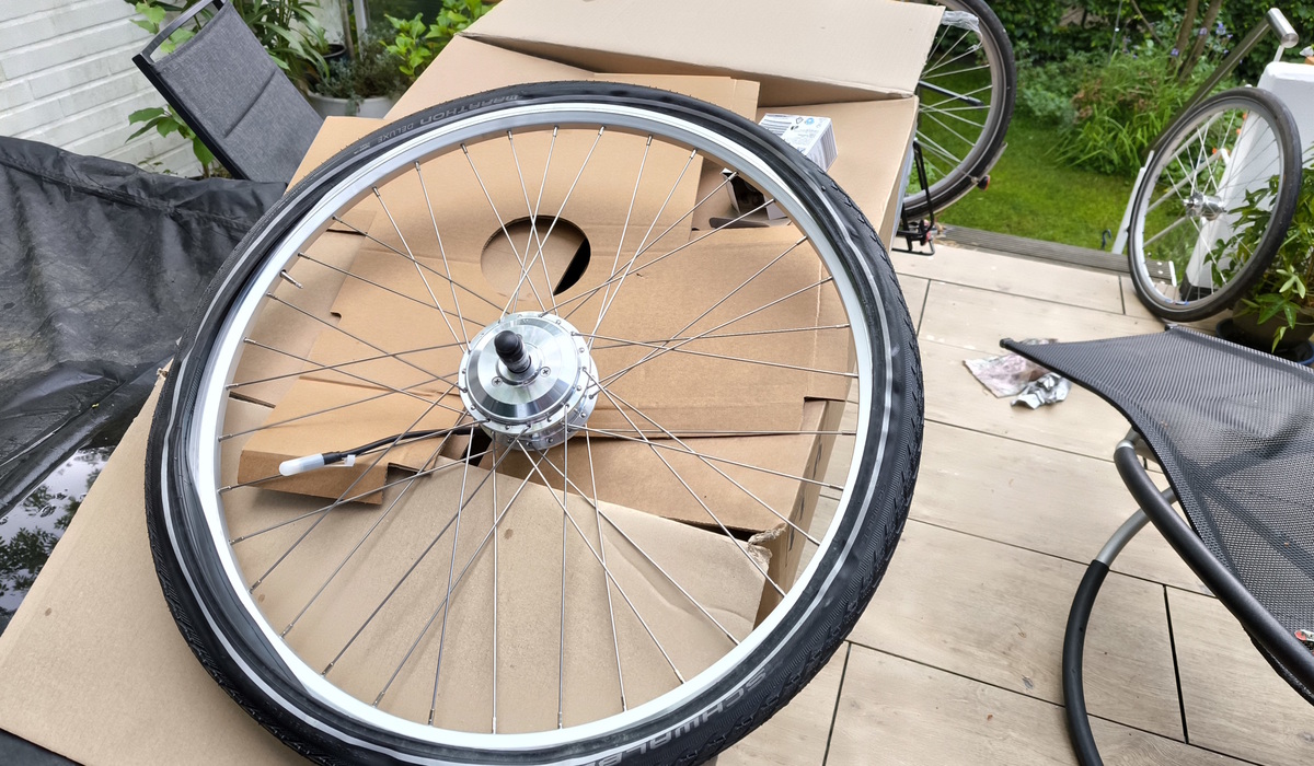 Bei Swytch muss man ein zum Umbau-Fahrrad passendes Vorderrad bestellen. Vor dem Einbau in das Fahrrad müssen noch Schlauch und Mantel aufgezogen werden Foto: SP-X/Mario Hommen