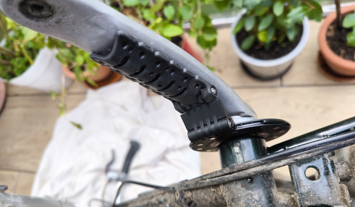 In den Pedalantrieb muss noch ein Trittfrequenz-Sensor integriert werden, der aus Hartplastik besteht Foto: SP-X/Mario Hommen