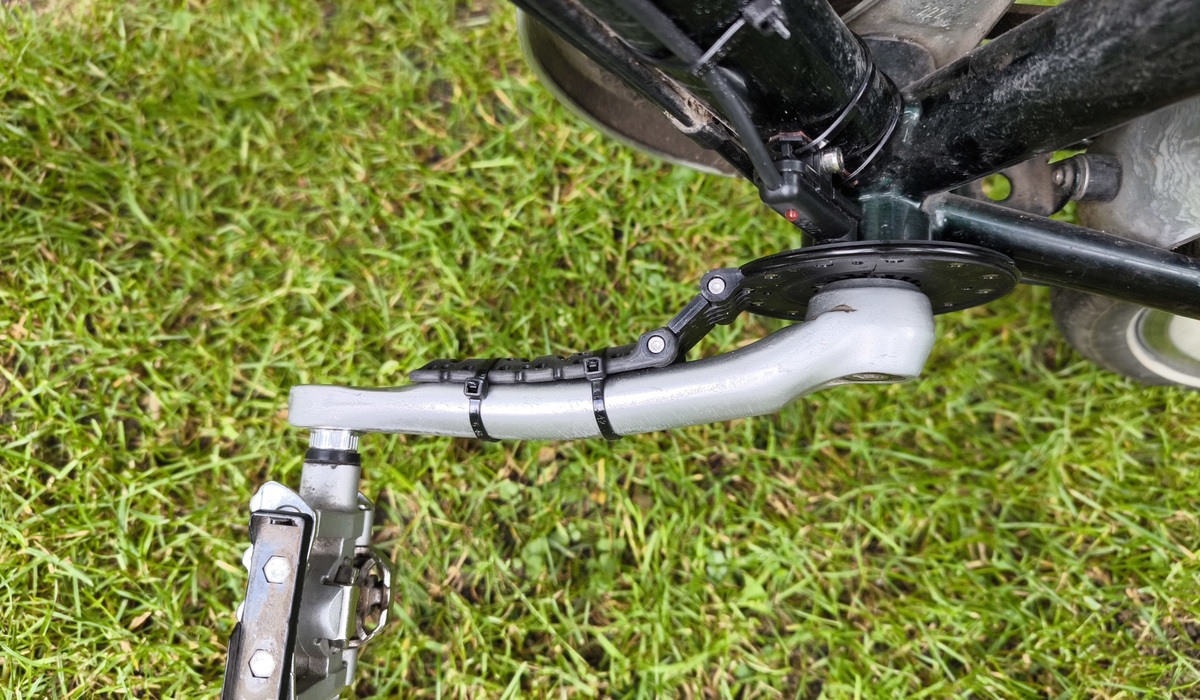 Damit alles stabil und eng anliegt, müssen mehrere der mitgelieferten Kabelbinder umgeschnallt werden Foto: SP-X/Mario Hommen