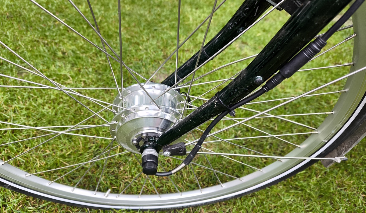 Ist das Vorderrad eingebaut, wird das Kabel zum Motor noch mit den weiteren Antriebskomponenten verkabelt Foto: SP-X/Mario Hommen