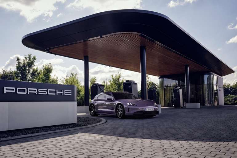 Schnellladen mit bis zu 400 kW in der Porsche-Lounge