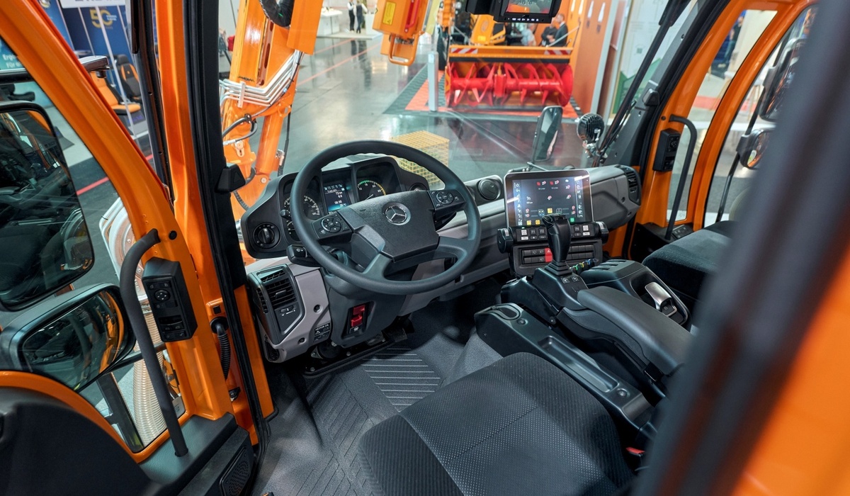 mid Groß-Gerau - Mit Uni Touch können Geräte effizienter bedient werden. Mercedes Benz Special Trucks