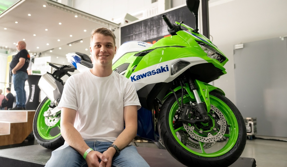 mid Groß-Gerau - Der glückliche Gewinner eines der beiden Motorräder, die von Kawasaki unter allen Gästen verlost wurden. Kawasaki