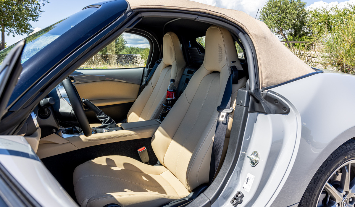 mid Zagreb - Die Sitze packen gut zu, nur Ablagenmäßig kann der MX-5 wie gewohnt nicht viele Punkte gewinnen. Mike Neumann / mid