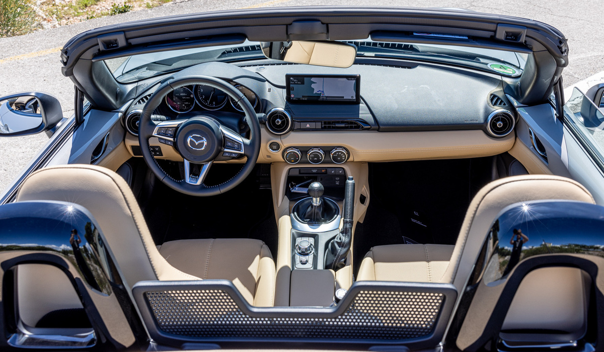 mid Zagreb - Das Infotainmentsystem hat einige Updates erhalten und kann nun auch Android Auto und Apple CarPlay Kabellos verbinden. Das verbaute Soundsystem liefert guten Klang. Mike Neumann / mid