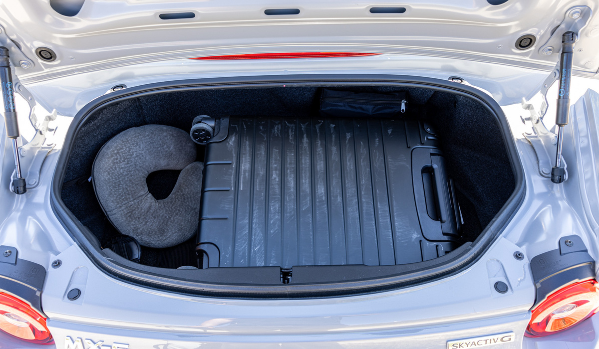 mid Zagreb - Handgepäck und noch ein bisschen extra Equipment passen locker in den Kofferraum des MX-5. Mike Neumann / mid