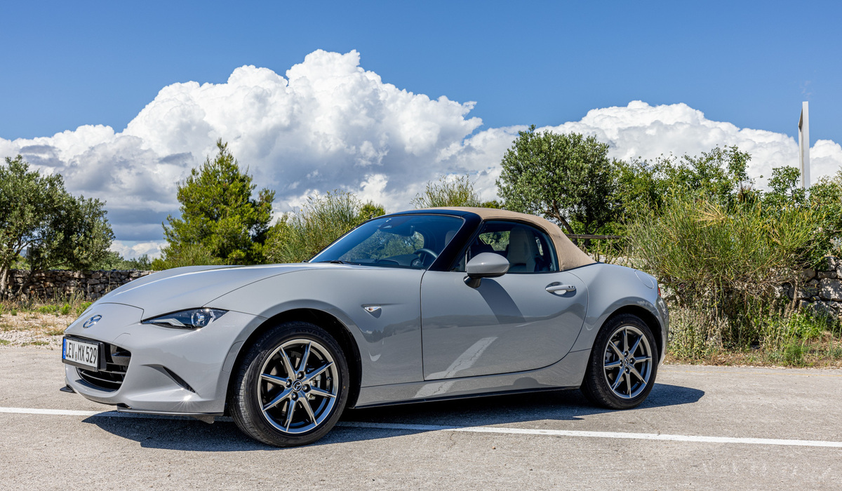 mid Zagreb - Der MX-5 in der neuen Farbe Aero Grey mit Dach in beige. Mike Neumann / mid