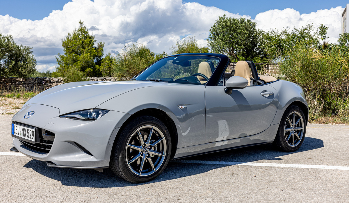 mid Zagreb - Der MX-5 ist mit etwas Übung in unter fünf Sekunden in ein Cabrio verwandelt - hier ist noch Handarbeit angesagt, ein Handgriff genügt. Mike Neumann / mid